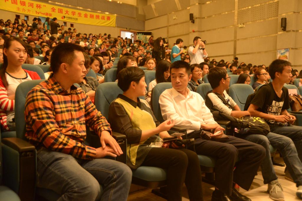 郑校长和中国银河证券重庆分公司总经理魏庆孔交谈